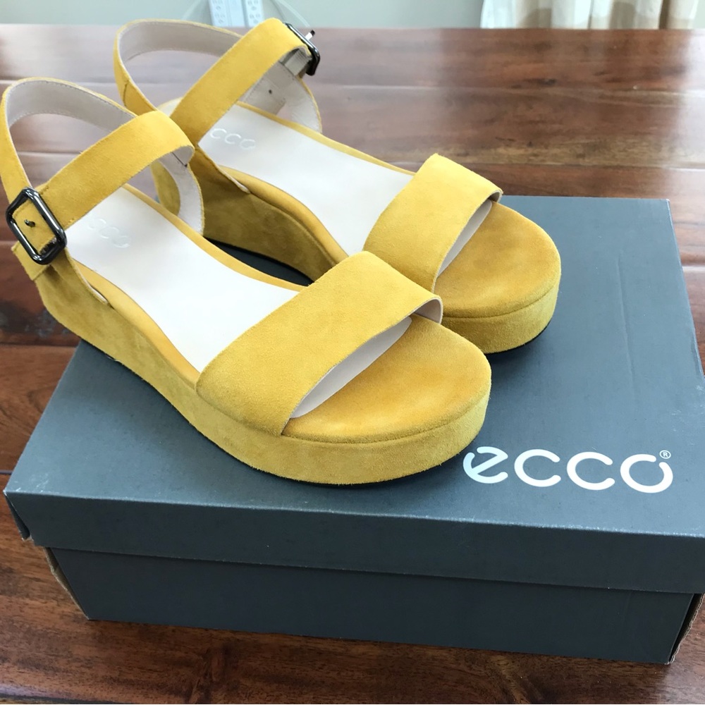 Price Drop-LIKE NEW ecco sandals elevate plateau size 40